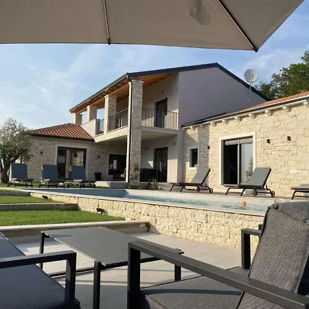 בית נופש Holiday Home Villa Harmony Tinjan