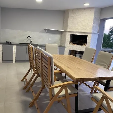 Holiday Home Villa Harmony Hébergement de vacances Tinjan